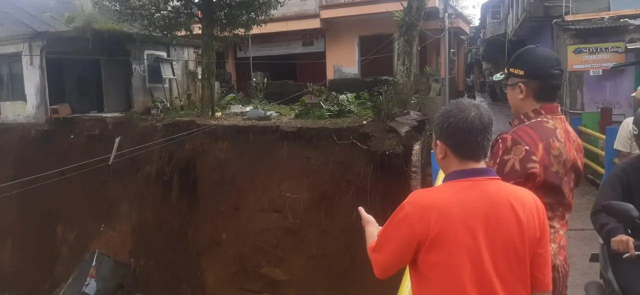 Longsor di Muarasari Sebabkan Makam Terbongkar, Ahli Waris Meminta Bantu Relokasi Jenazah