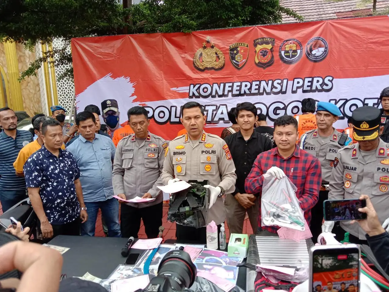 Gondol Uang Ratusan Juta Rupiah, Spesialis Pembobol ATM Diringkus Satreskrim Polresta Bogor Kota