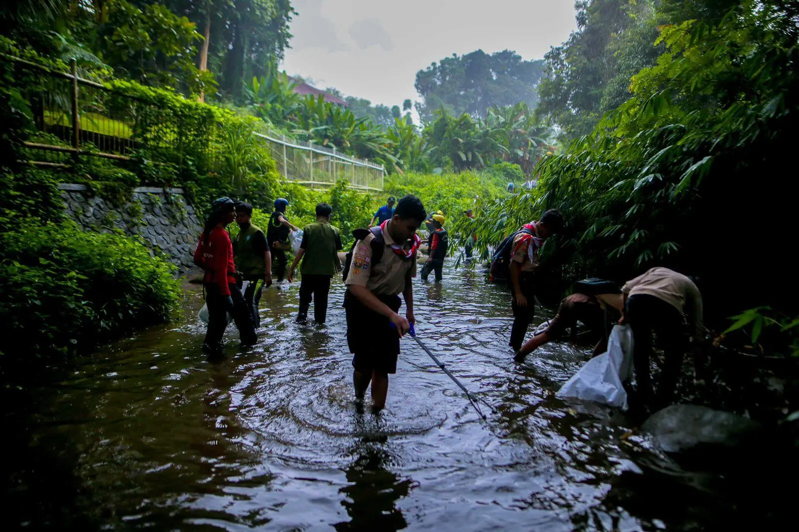 Bima Arya bersama Relawan Turun ke Sungai Ajak Kurangi Sampah Plastik