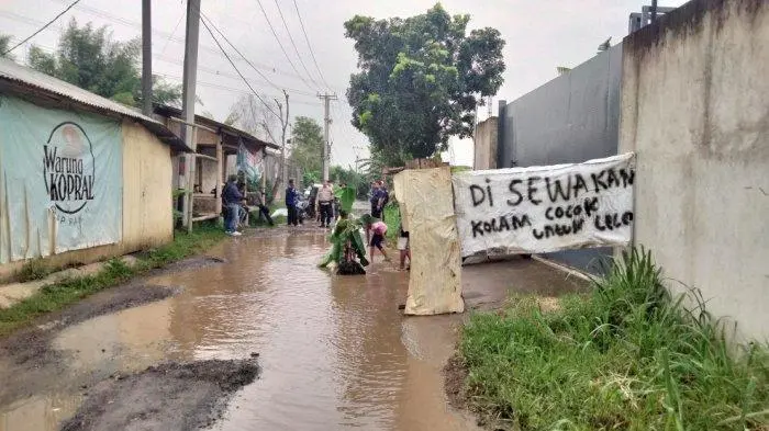 Warga Tonjong Lakukan Aksi Tanam Pohon di Jalan