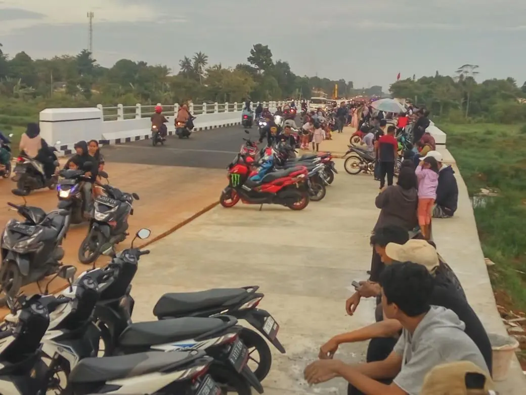 Jembatan Setu Nanggerang Jalan Bomang Jadi Tempat Tongkrongan Warga