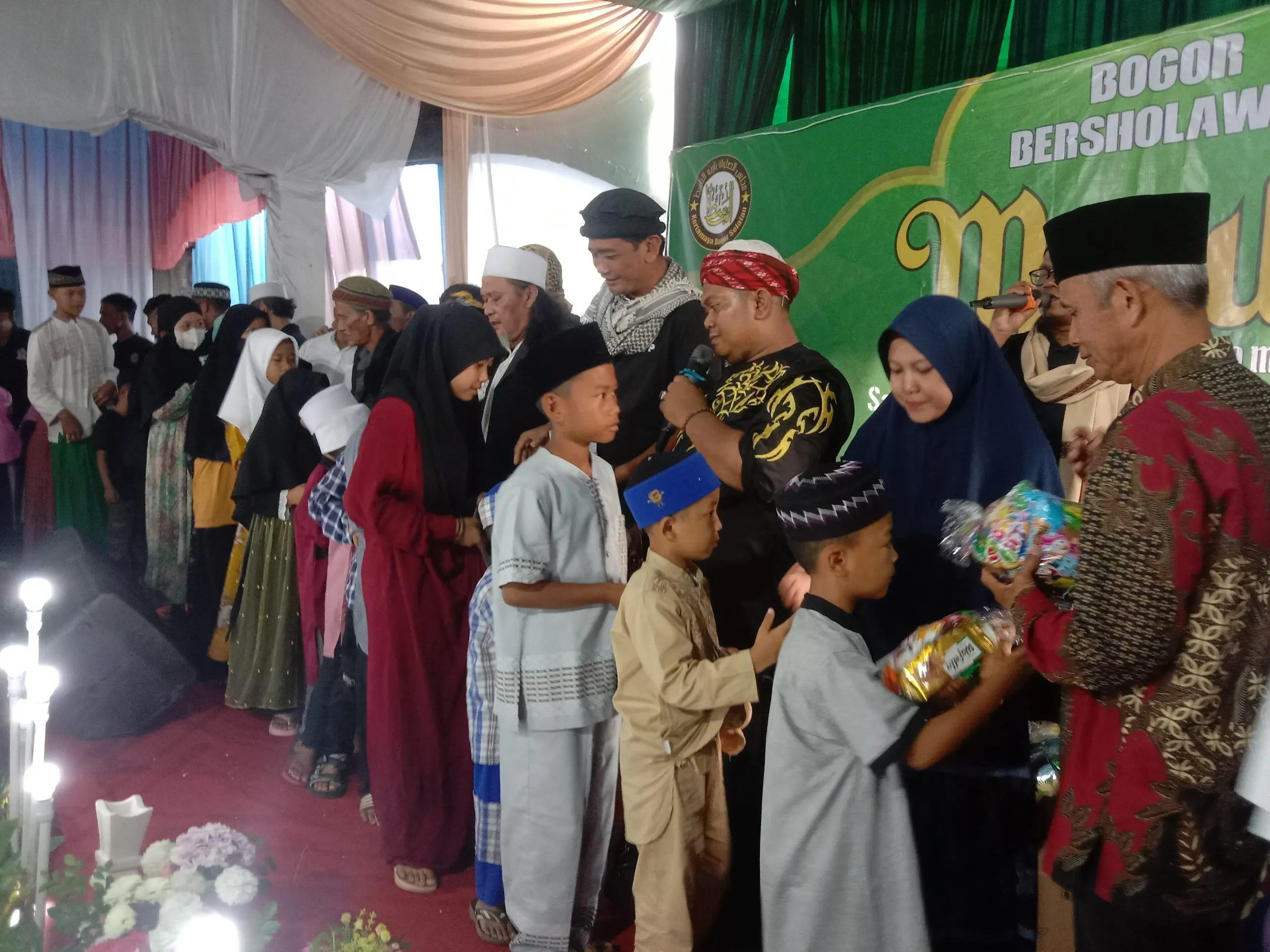 Milad ke – 13, Majelis Sholawat Bariyah Al-Basith Bersama Ormas GEMPA Gelar Bogor Bersholawat dan Santuni 1000 Anak Yatim