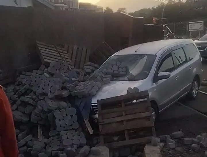Rem Blong, Truck Pengangkut Paving Blok Terguling Dijalan Batutulis, Satu Mobil Livina Tertimpa