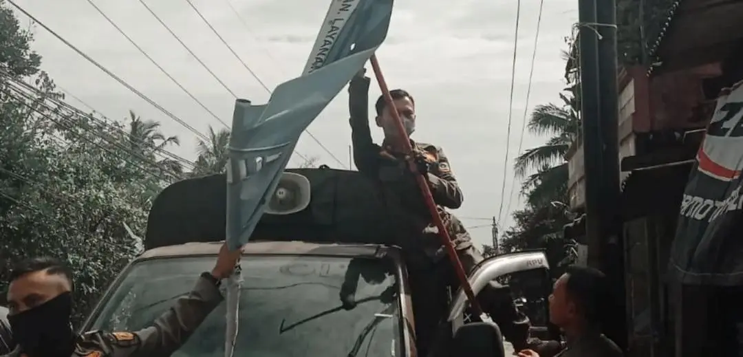 Satpol PP Tamansari Dudut Spanduk Tanpa Ijin dan Habis Masa Kontrak