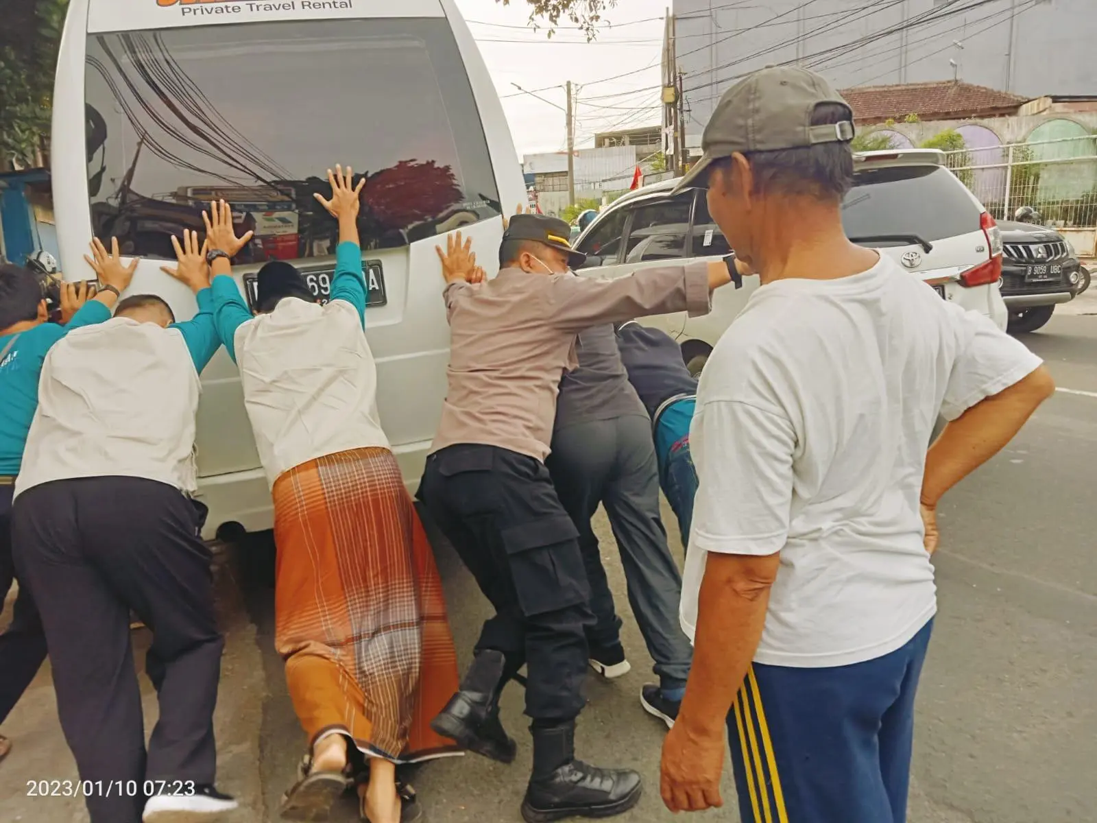Personil Polsek Bogor Selatan Bantu Minibus Mogok, Kapolresta : Polisi Harus Peduli Masyarakat