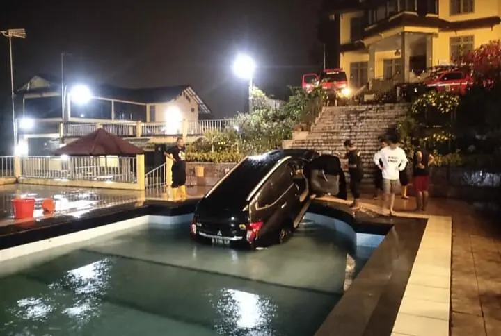 Mobil Pajero Sport Terjun ke Kolam Renang Vila Dikawasan Puncak