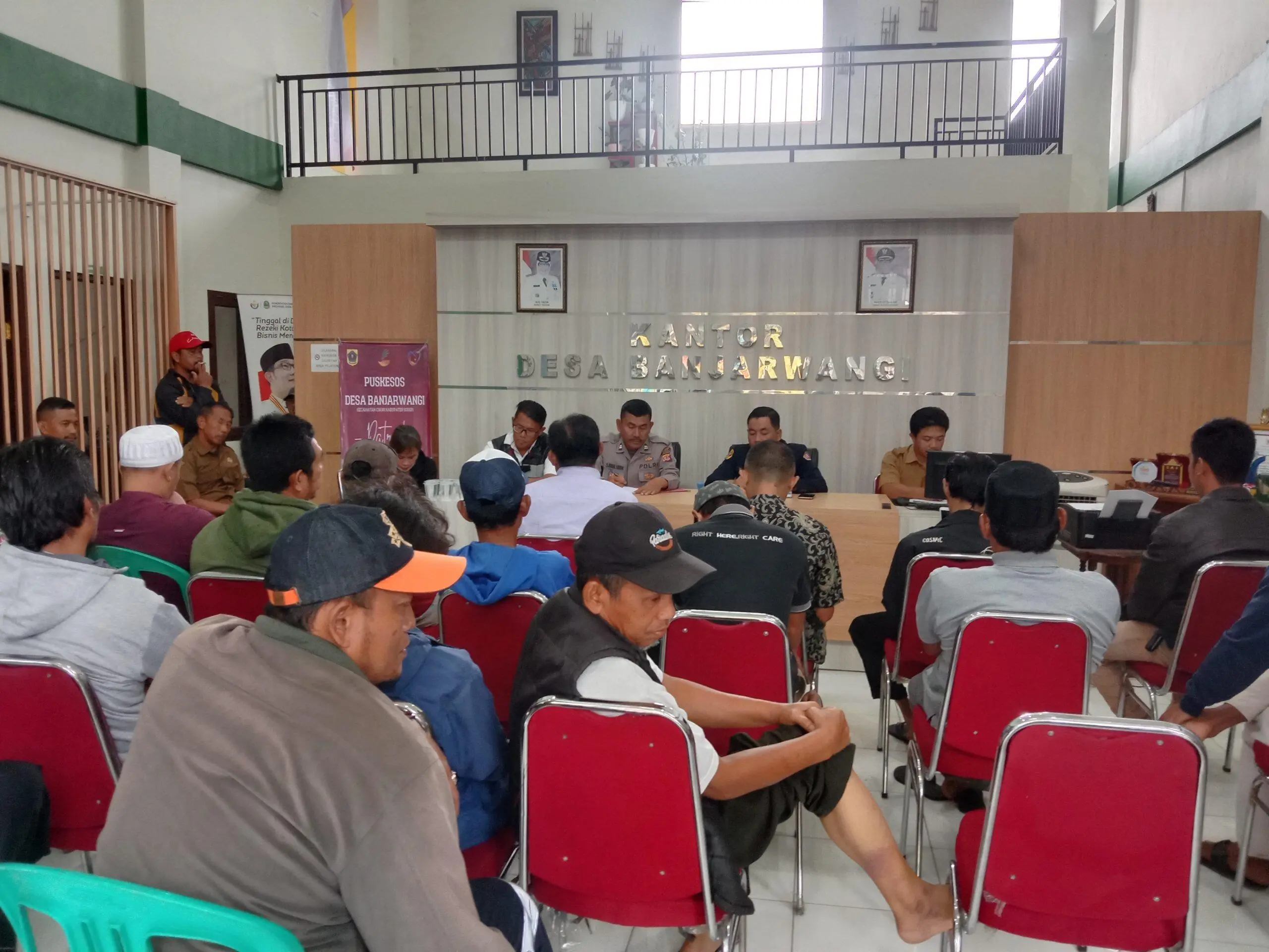 Datangi Kantor Desa, Warga Kampung Gugunung Menolak Pembangunan Tower BST
