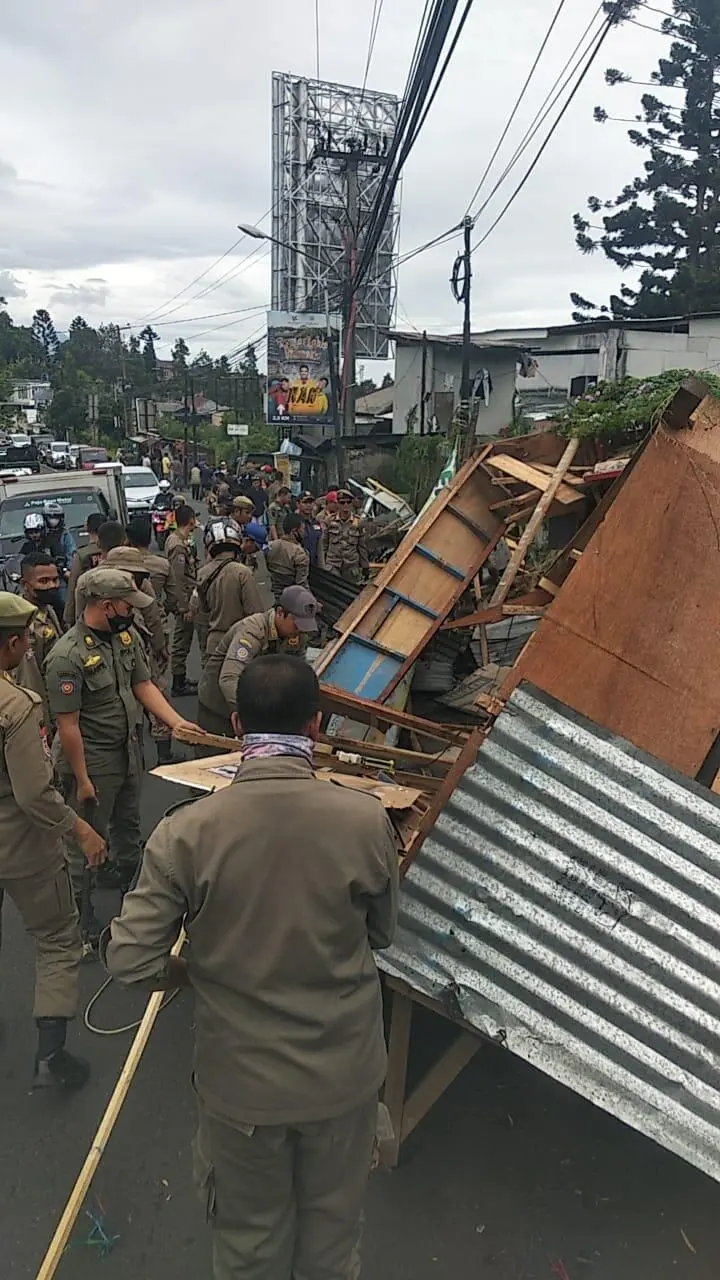 Jelang Nataru, 200 PKL Jalur Cisarua – Puncak Dibongkar Satpol PP Kabupaten Bogor