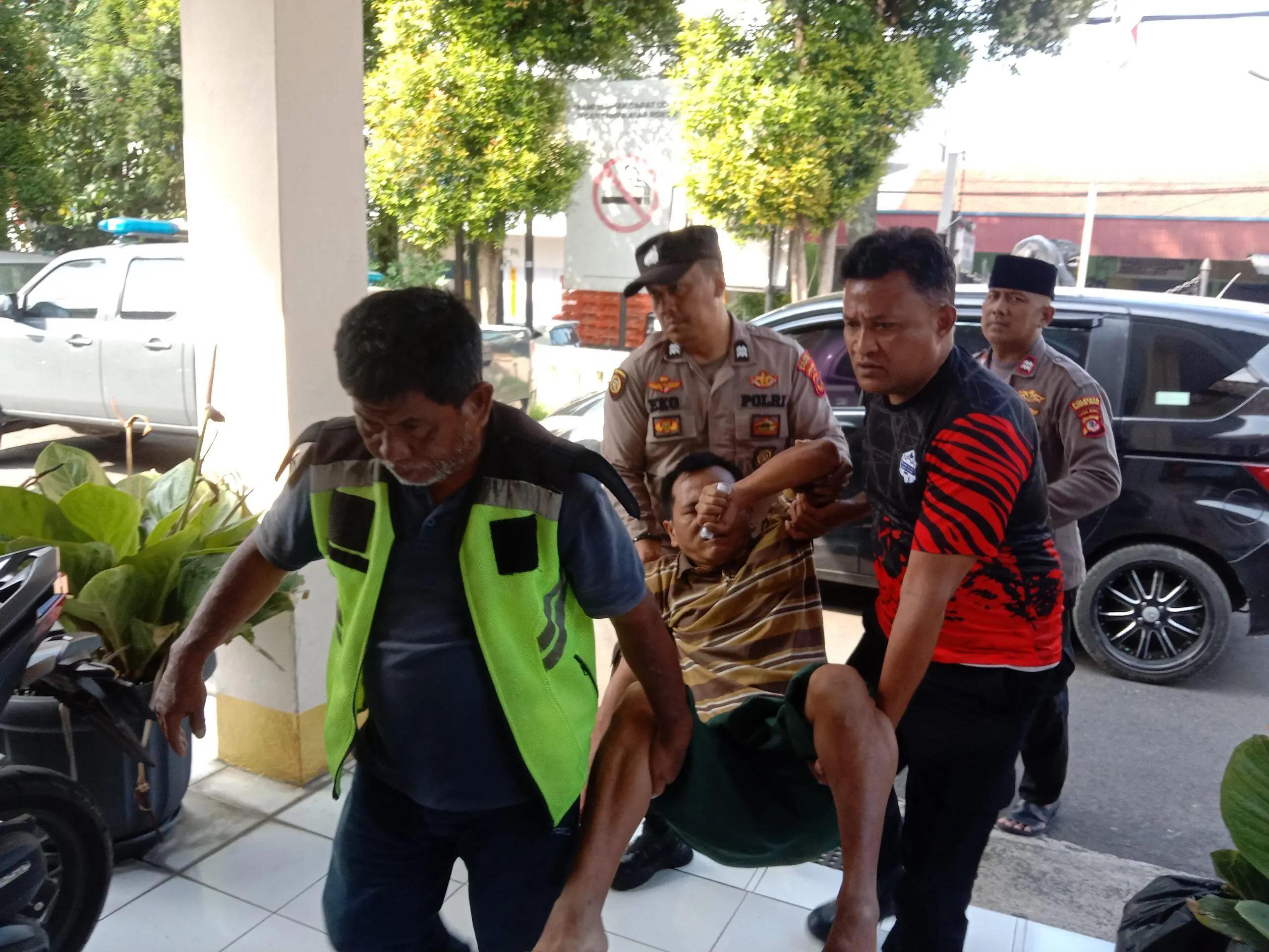 Diduga Depresi, Pria Paruh Baya Tanpa Identitas Tergeletak Didalam Saluran Drainase