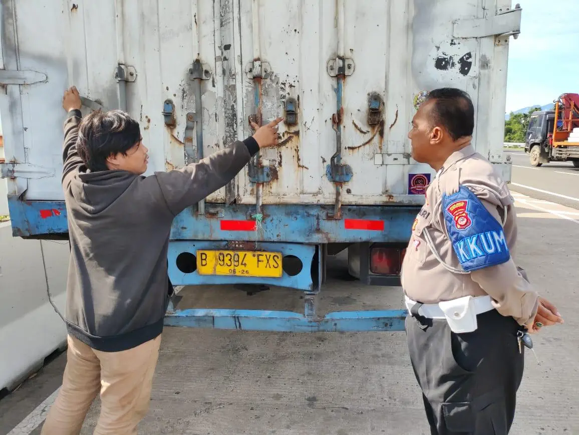 Nekat ! Mobil Truk Pengangkut Minyak Goreng Digasak Pencuri Saat Supir Sedang Terlelap Tidur