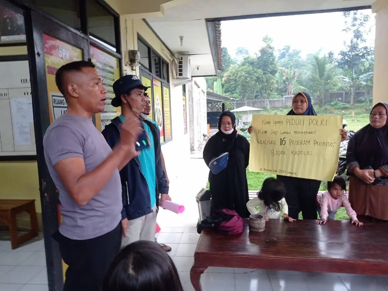 Sejumlah Warga Desa Sukajaya Geruduk Polsek Tamansari, Warga Minta Oknum Perusakan Kapespam Diproses