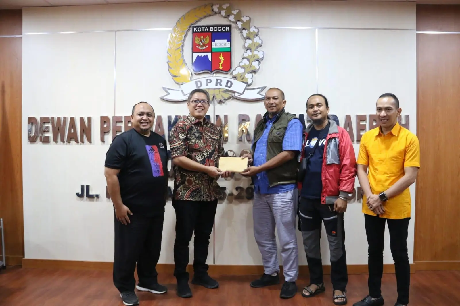 Peduli Kemanusiaan Cianjur, DPRD Kota Bogor Salurkan Bantuan Melalui PWI dan Gerakan Anak Negeri