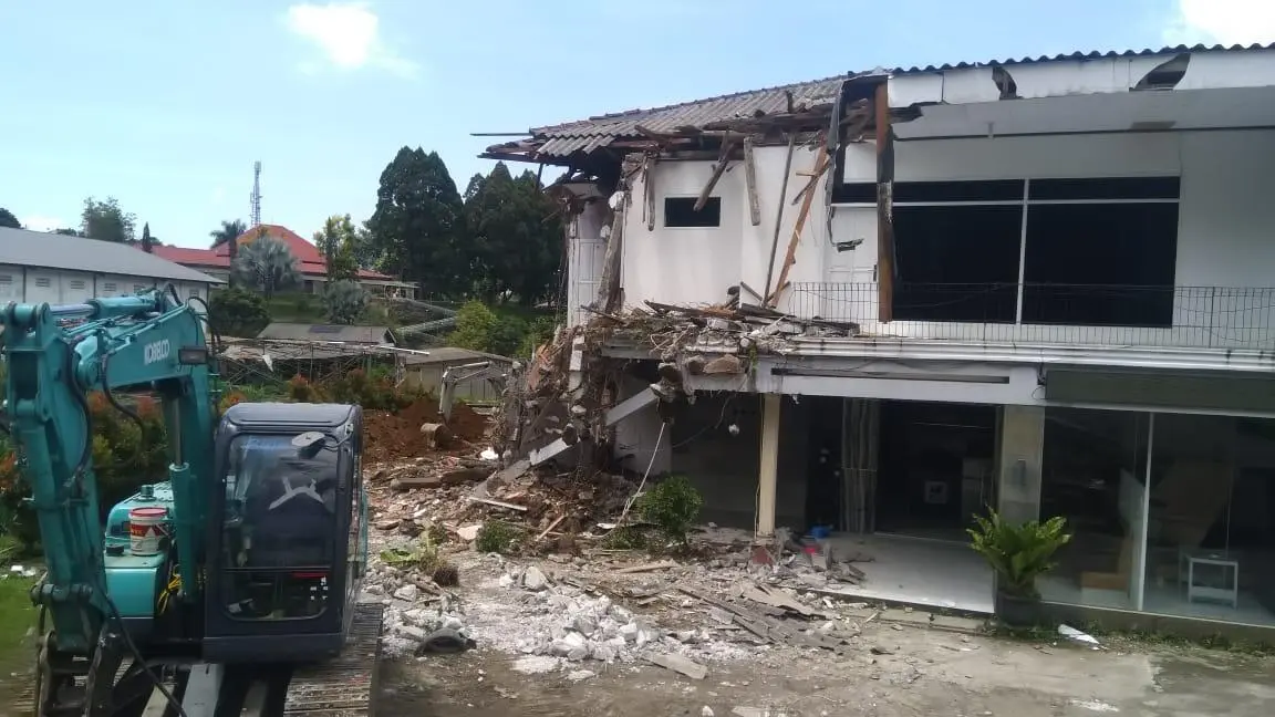 Diduga Tak Miliki Ijin, Dua Alat Berat Ratakan Penginapan di Puncak