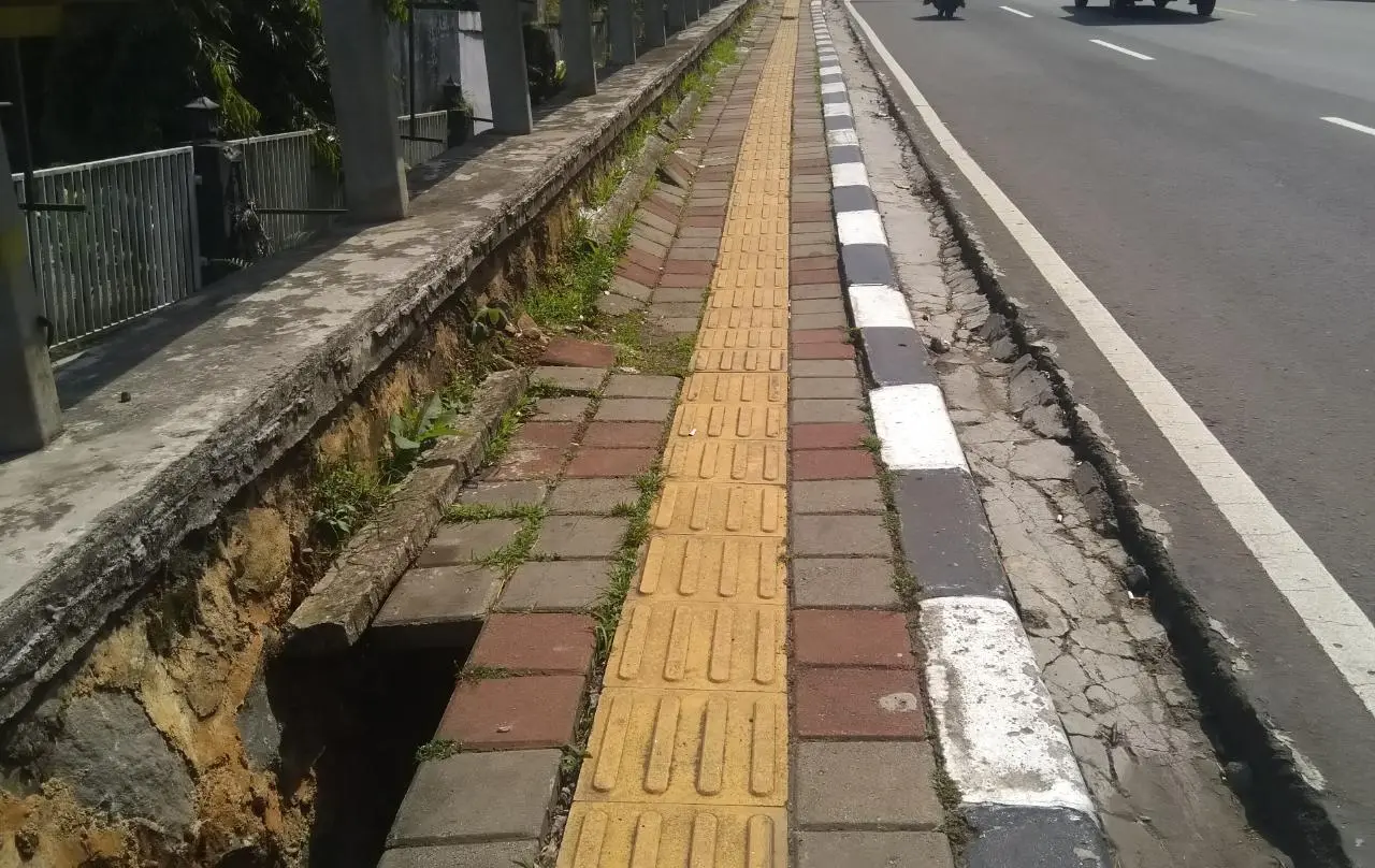 Warga Puncak Keluhkan Jalan Trotoar Yang Amblas