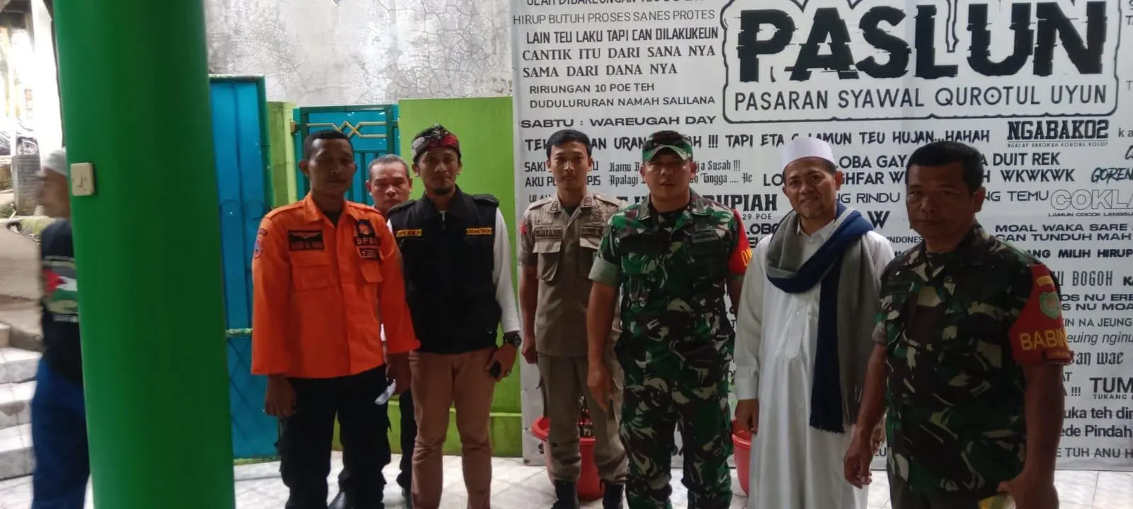 Danramil Cisarua Gercep Salurkan Bantuan Logistik Korban Gempa