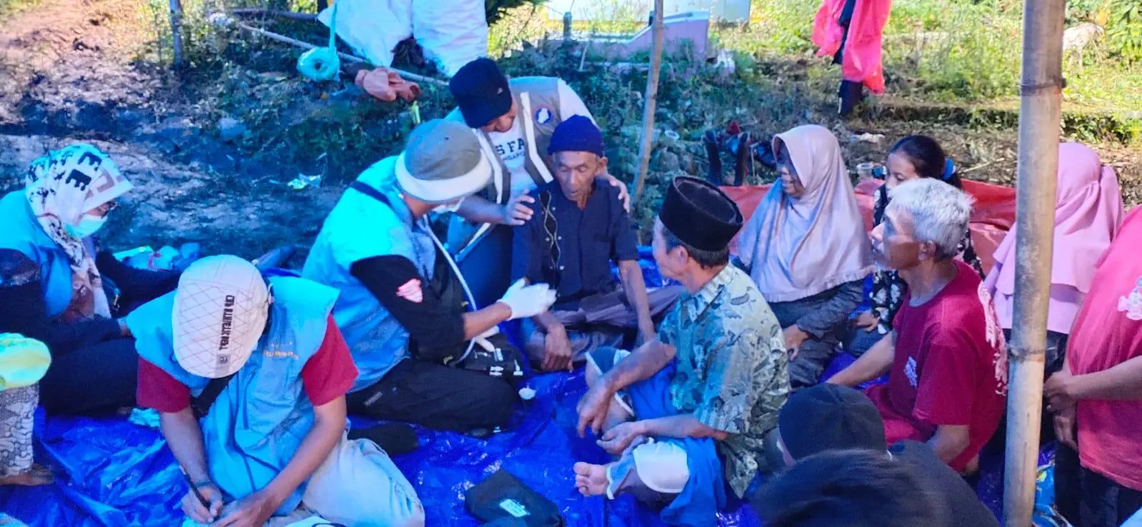 Tim Medis RS UMMI Bogor dan ARM HA-IPB Bantu Penyintas Gempa Cianjur