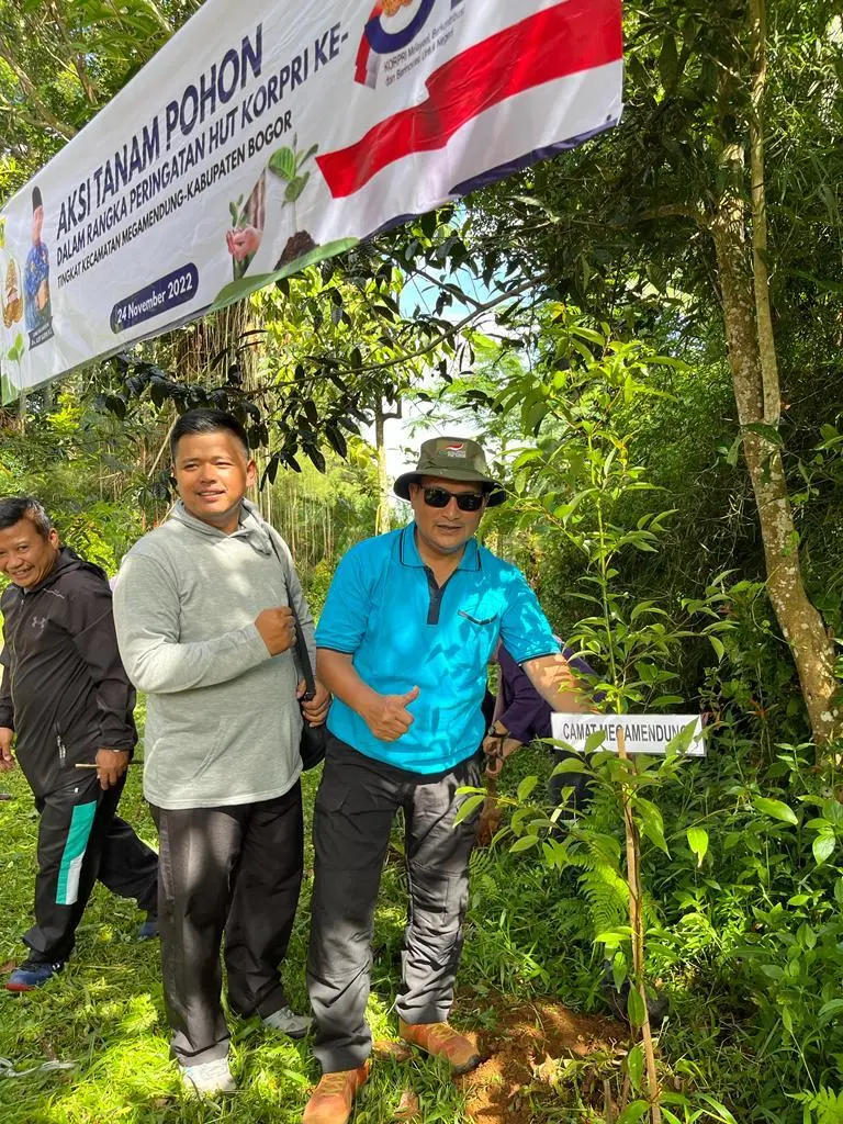Dalam Rangka HUT KORPRI Ke 51, ASN Kecamatan Megamendung Tanam Ratusan Pohon di Arca Domas