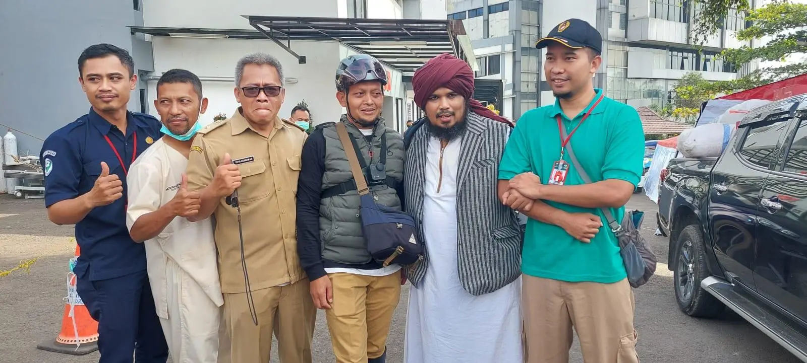 Sambangi Posko dan RS Korban Gempa Cianjur, Ustadz Derry Sulaiman Bawa Uang 1 Miliar