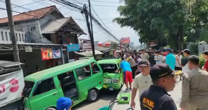 Alami Tabrakan Beruntun di Jalan Raya Ciapus, Satu Unit Mobil Ford dan Tiga Angkutan Umum Ringsek