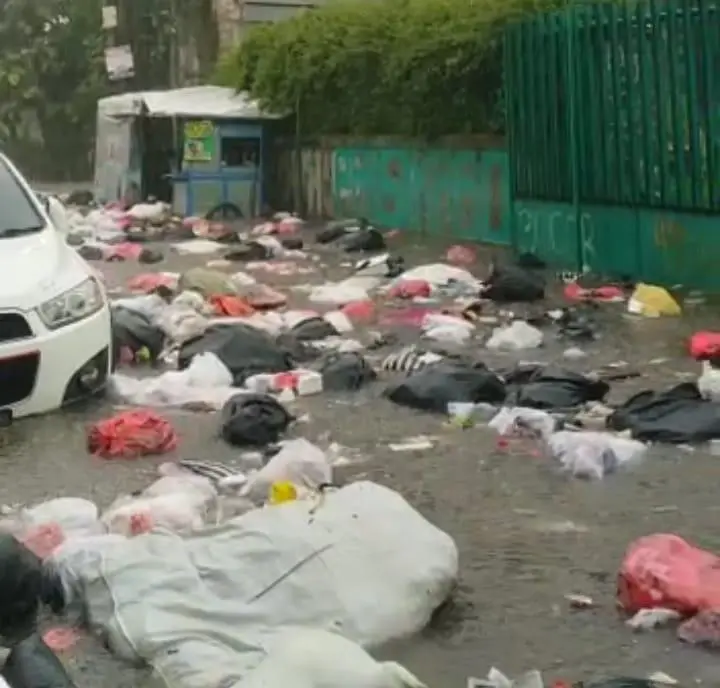 Air Meluap Saat Hujan, Puluhan Sampah Warnai Jalan Gang Kosasih