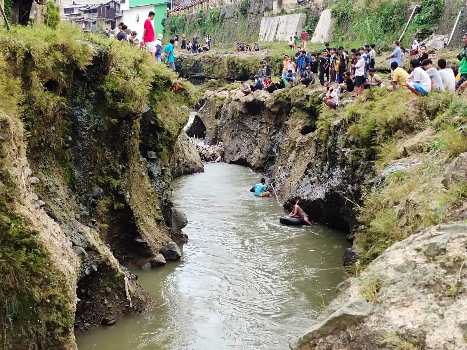 Asyik Berenang di Sungai Ciliwung, Bocah Berusia 14 Tahun Hanyut Terbawa Arus