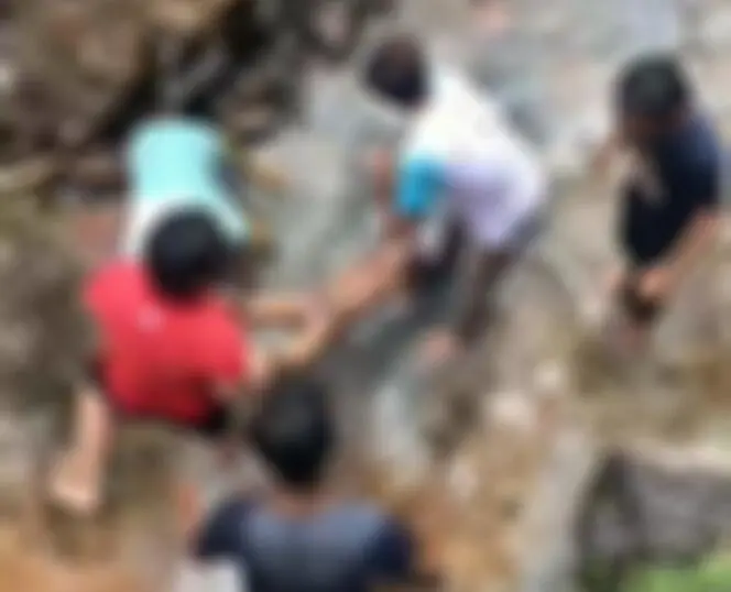 Tiga Bocah Tertimpa Tembok Penahan Tanah Saat Mengambil Ikan, 1 Orang Tewas 2 Dilarikan ke Rumah Sakit