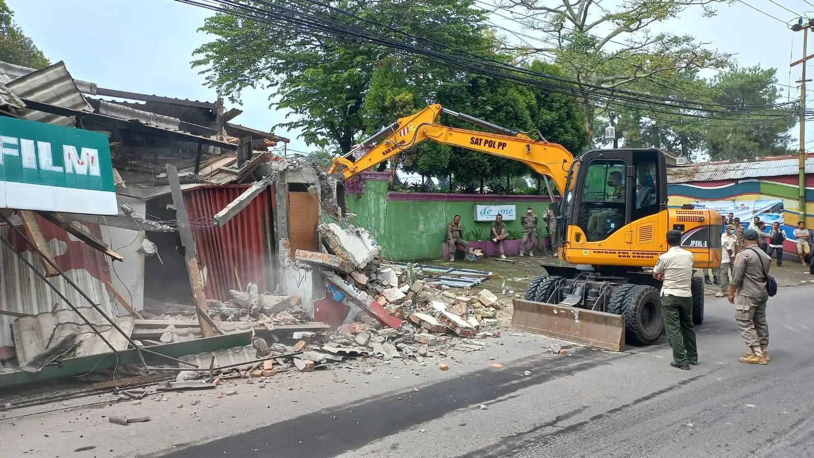 4 Bangunan Kios Tak Berijin Dijalan Taman Safari di Bongkar Satpol PP Kabupaten Bogor Menggunakan Alat Berat