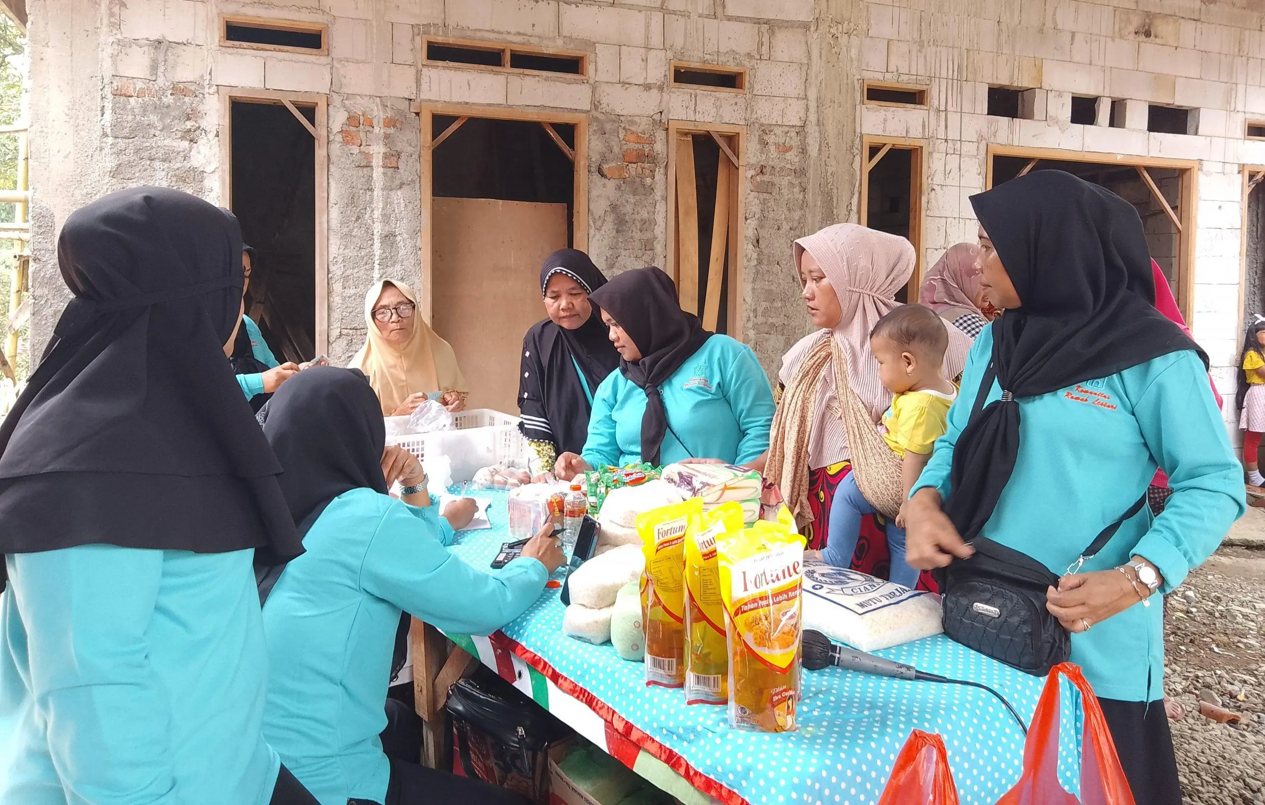 Tukar Sampah Dengan Sembako, Warga Rancamaya Antusias Datang ke Bank Sampah Rumah Lestari