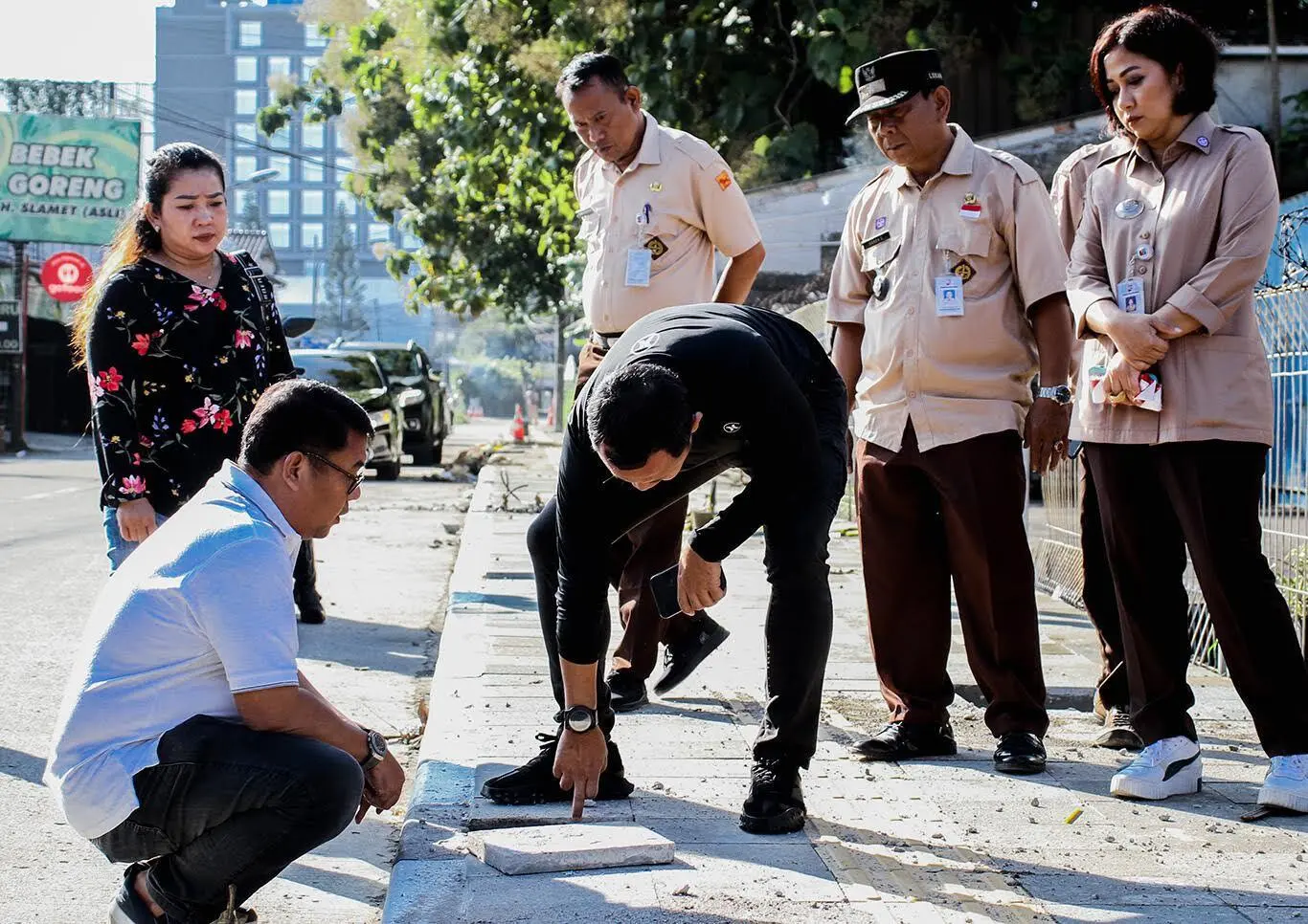 Wali Kota Bogor, Bima Arya Sidak Pedestrian BMC Yang Belum Rampung dan Tidak Rapi