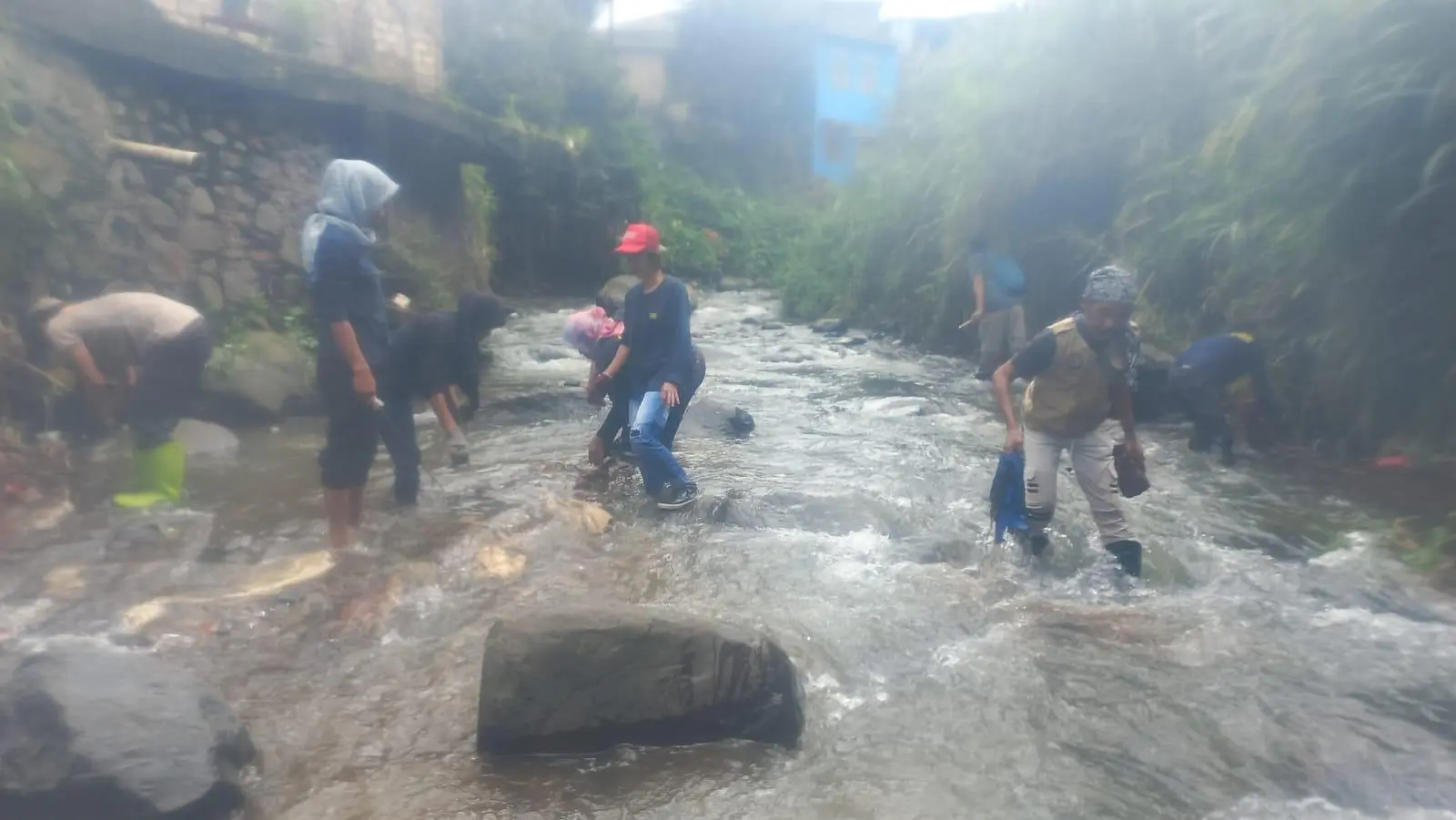 Kolaborasi dengan BPBD, Komunitas Pepeling Ajak Warga Normalisasi Sungai Cisarua