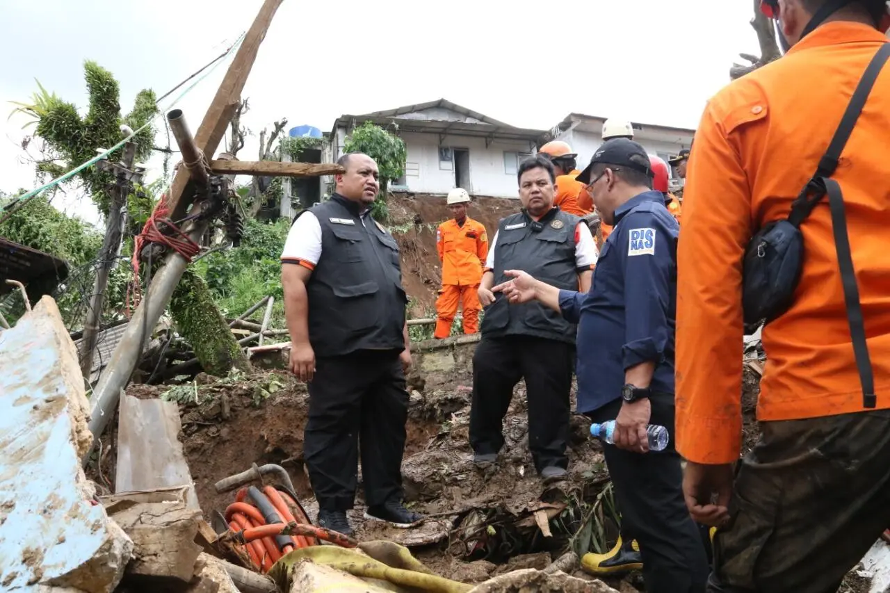 Ketua DPRD Kota Bogor Atang Trisnanto dan Adityawarman Tinjau 7 Titik Lokasi Bencana Berikan Bantuan Kepada Korban