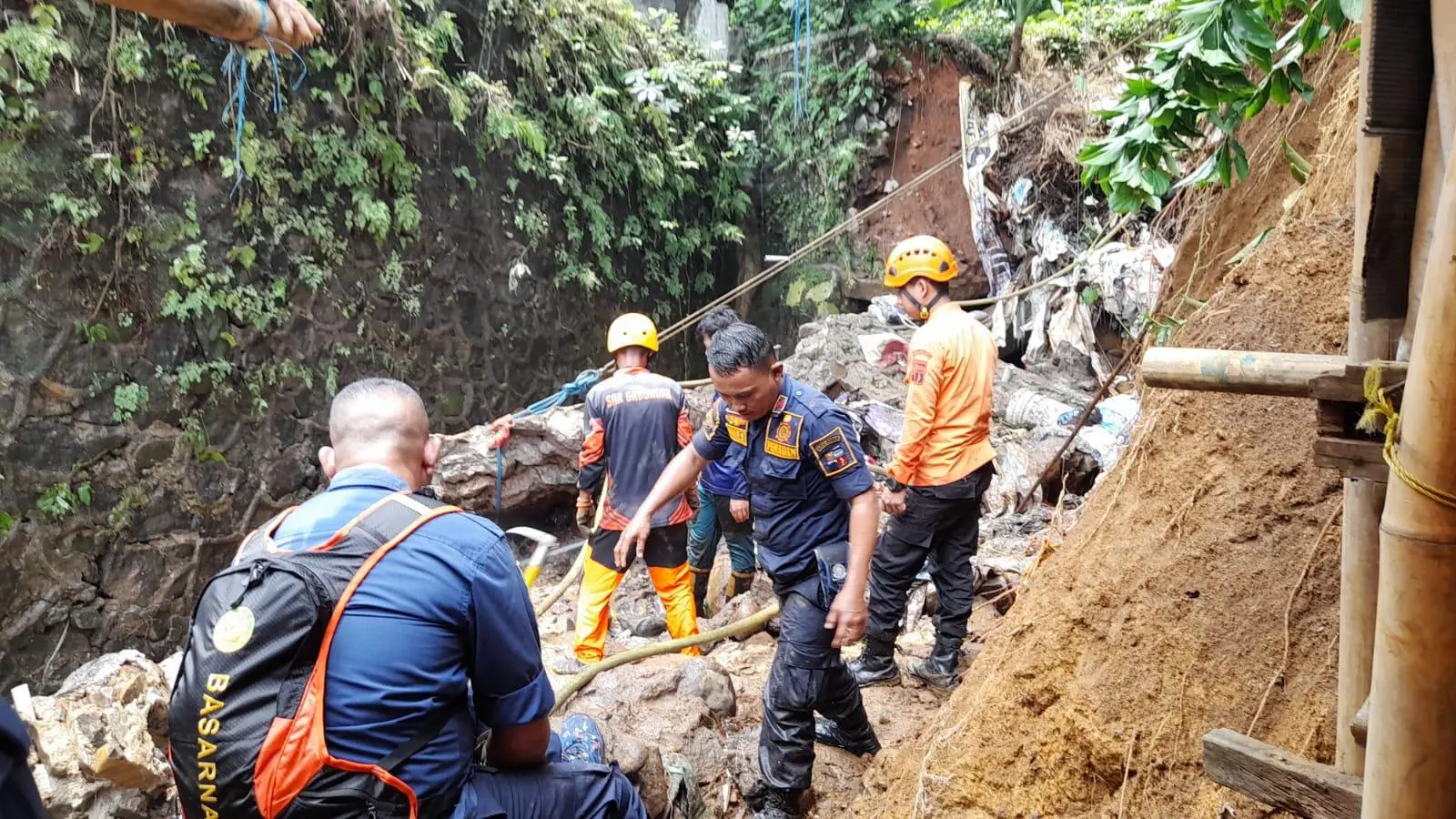 Korban Pengendara Motor Yang Terseret Arus Air Masih Dalam Pencarian Tim Gabungan