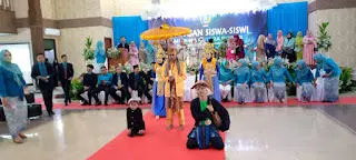 Kesenian Tradisional Sunda Meriahkan Pelepasan SMK Bina Putra