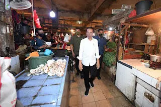 Presiden Jokowi Bagikan Bansos dan Tinjau Harga Minyak Goreng