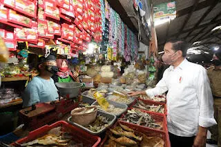 Dedie Rachim Dampingi Presiden Bagikan Bantuan dan Cek Harga Minyak Goreng