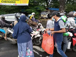 M3 Bagi-bagi Takjil di Lampu Merah Cibinong