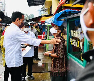 Presiden Jokowi Ngabuburit Bagikan Bansos di Sejumlah Pasar di Bogor