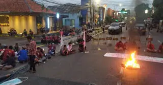Mahasiswa Kembali Kepung Istana Tolak Kenaikan Harga