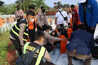 Polisi Berikan Bantuan Pengunjukrasa yang Alami Sesak Nafas