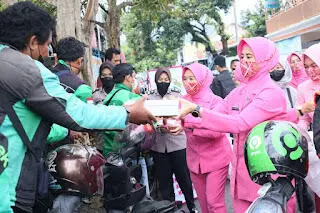 Berkah Ramadhan, Ketua Bhayangkari Cabang Majalengka Berbagi Takjil