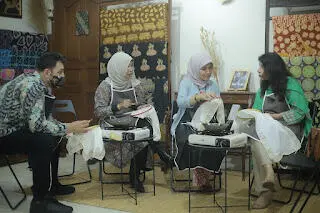 Kunjungi Galeri Handayani Geulis, Kedubes Pakistan Cekatan Membuat Batik