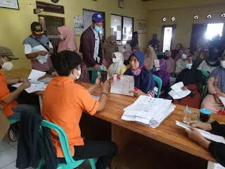 Warga Leuwisadeng dan Wangun Jaya Terima BPNT dari Kemensos
