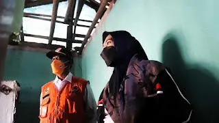 Sekda Tinjau Rumah Rusak Terdampak Hujan dan Angin Kencang di Bogor Barat