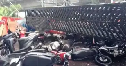 Puluhan Kendaraan Rusak Akibat Tertimpa Billboard Ukuran Besar