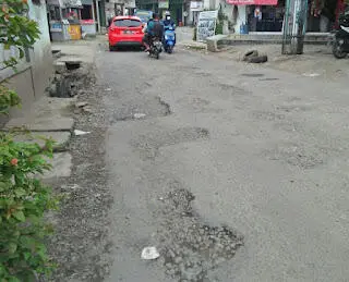 Warga Minta Jalan Penghubung Dua Desa Ciapus dan Sukaharja Segera Diperbaiki
