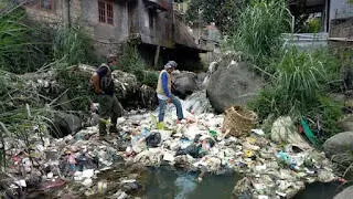Hulu Sungai Cisarua Dipenuhi Tumpukan Sampah