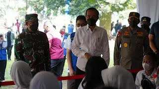 Presiden RI Joko Widodo di Dampingi Pangdam III/Slw dan Kapolda Jabar Tinjau Vaksinasi Pelajar Kota Bigor