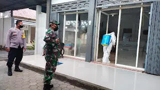 Satgas Covid-19 Bersama Tiga Pilar Desa Belang Semprotkan Disinfektan
