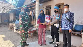 Bhabinkamtibmas Dan Babinsa Desa Bancar Bagikan Bansos Kewarga
