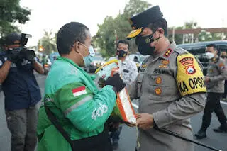 Kapolda Jatim Bagikan Beras dan Masker